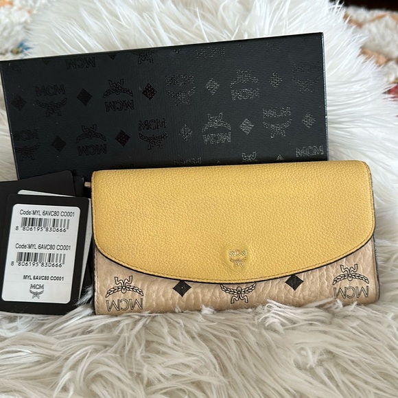 Beautiful MCM wallet - Picture 1 of 5